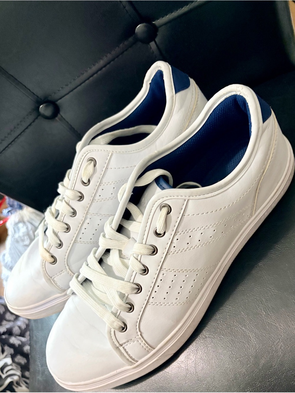 Perry Ellis White Low-Top Sneakers with Blue Lining